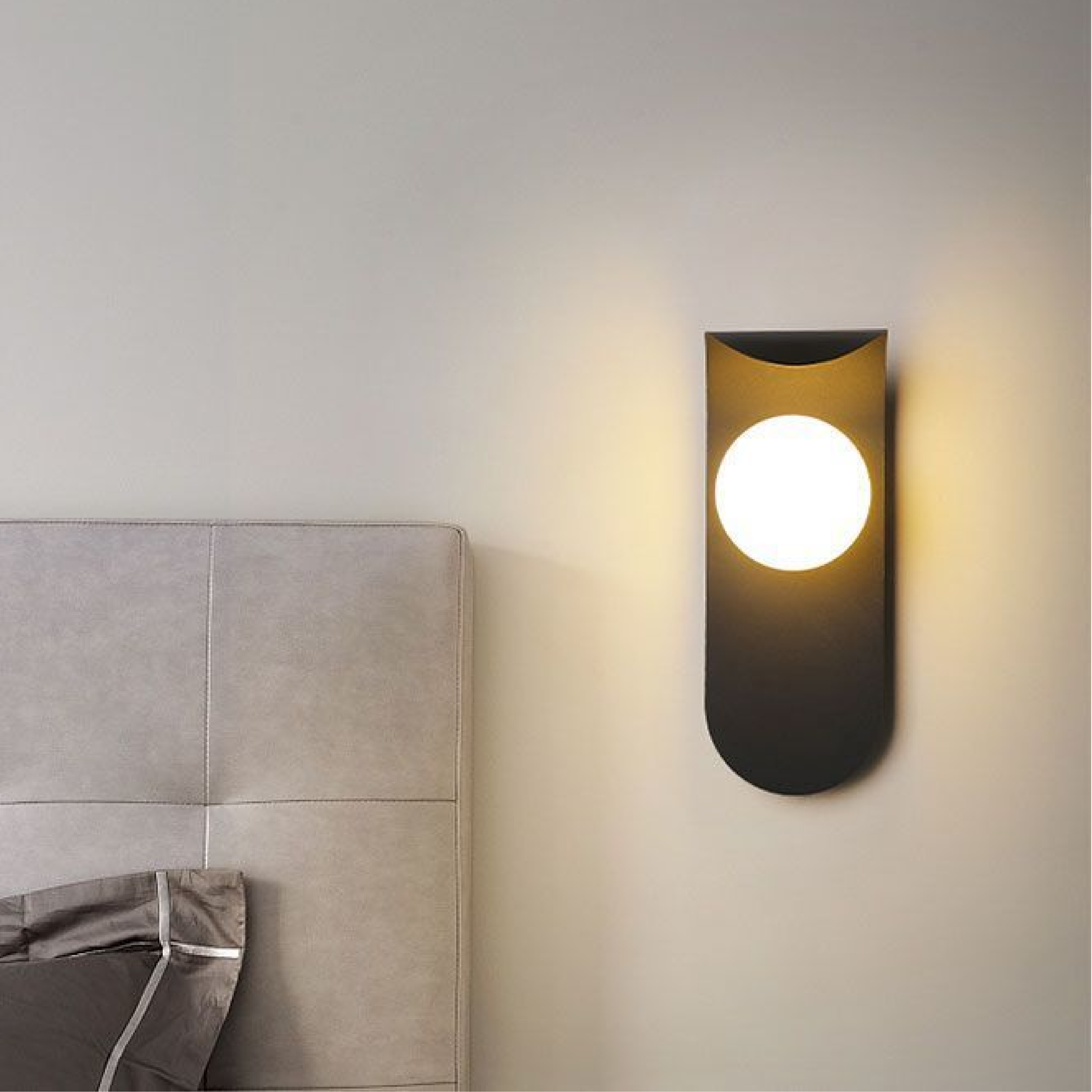 Skandinavische schwarze Metall Wandleuchte mit Glasglobus - moderne Beleuchtung