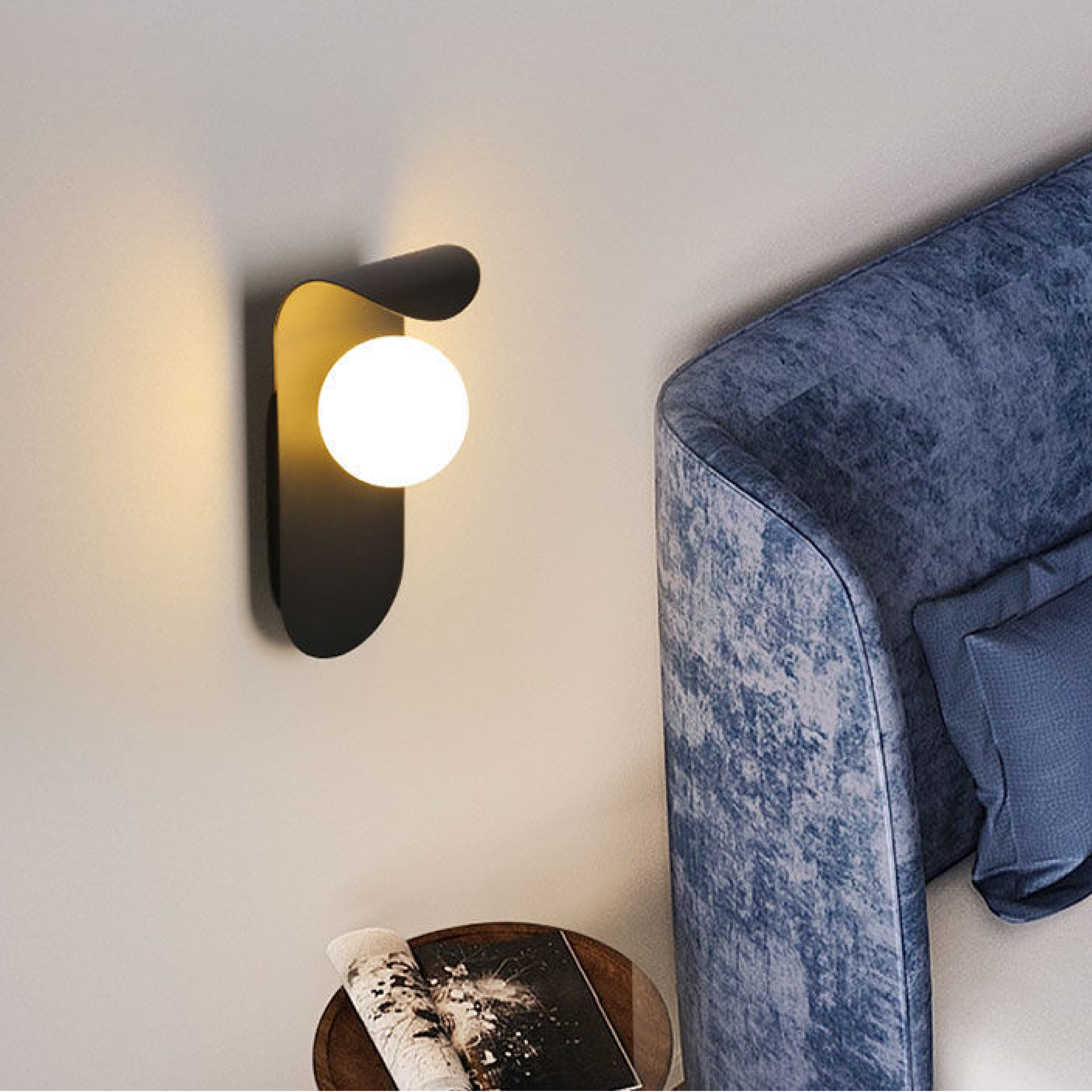 Skandinavische schwarze Metall Wandleuchte mit Glasglobus - moderne Beleuchtung