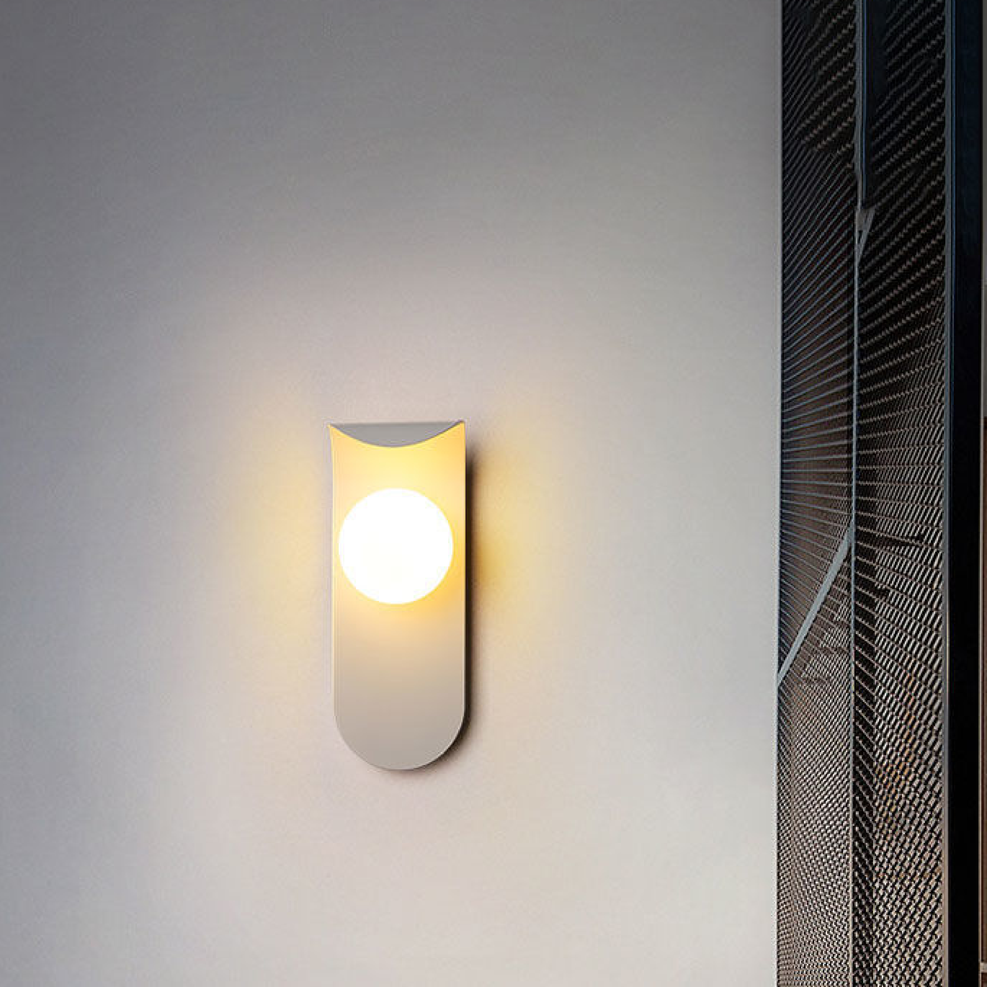 Skandinavische schwarze Metall Wandleuchte mit Glasglobus - moderne Beleuchtung