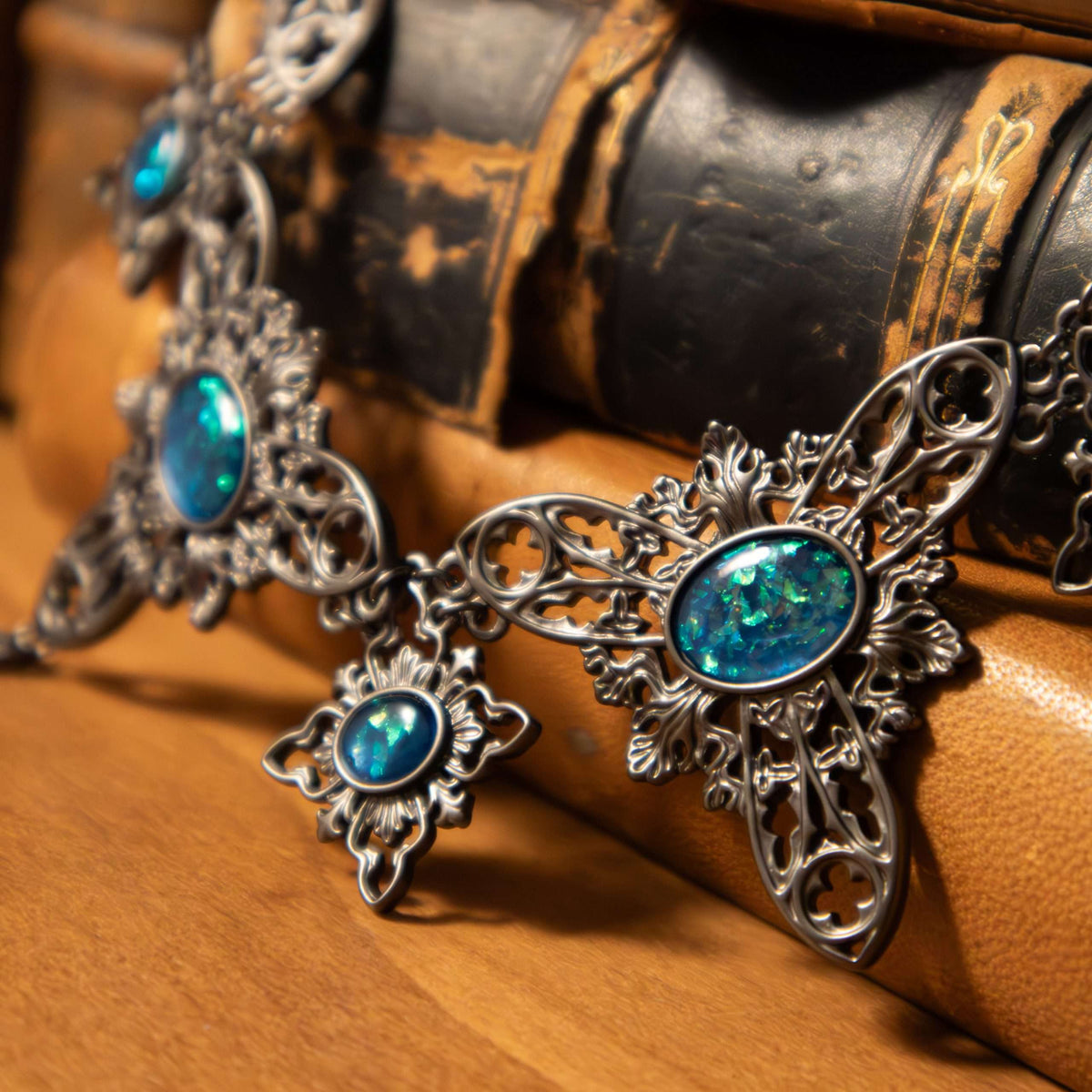 Harry Potter Replik der Halskette mit verfluchtem Opal und Ausstellungsbox