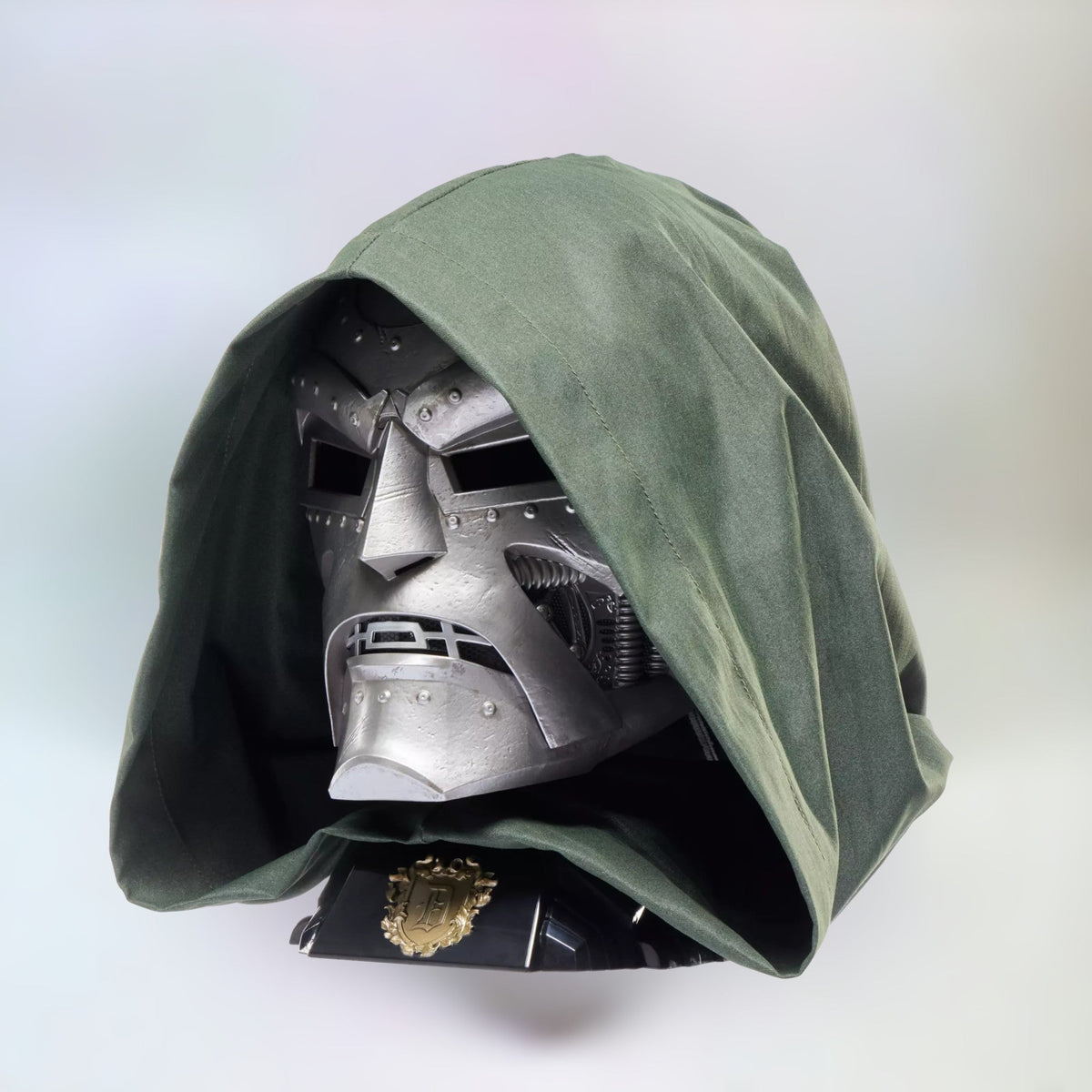 Casque de Doctor Doom Marvel Legends avec capuche et socle de présentation