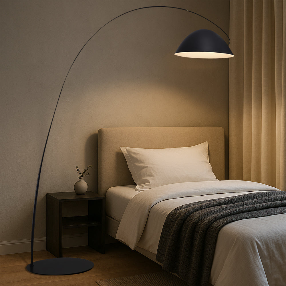 Lampadaire arc noir élégant avec abat-jour en dôme pour éclairage de salon