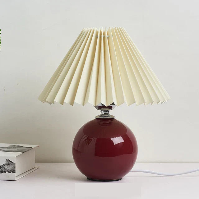 Moderne Keramik-Tischlampe mit cremefarbener Faltenabdeckung & burgunderfarbenem Sockel