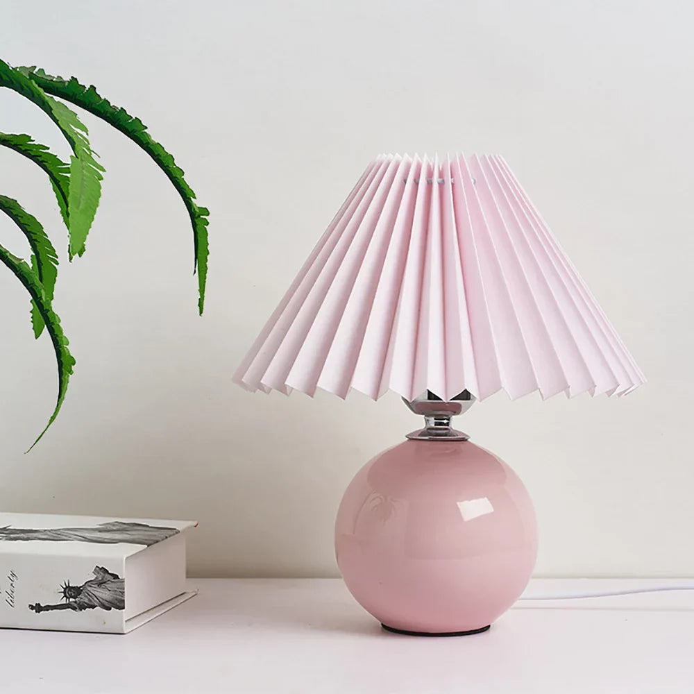 Moderne Keramik-Tischlampe mit cremefarbener Faltenabdeckung & burgunderfarbenem Sockel