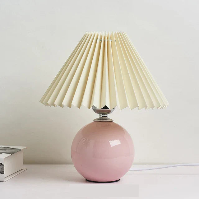 Moderne Keramik-Tischlampe mit cremefarbener Faltenabdeckung & burgunderfarbenem Sockel