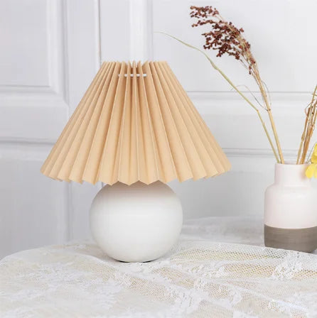 Moderne Keramik-Tischlampe mit cremefarbener Faltenabdeckung & burgunderfarbenem Sockel