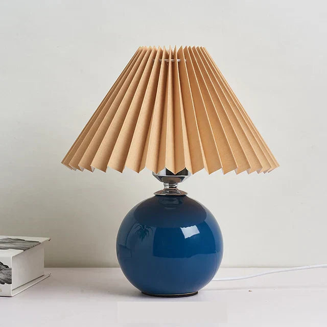 Moderne Keramik-Tischlampe mit cremefarbener Faltenabdeckung & burgunderfarbenem Sockel