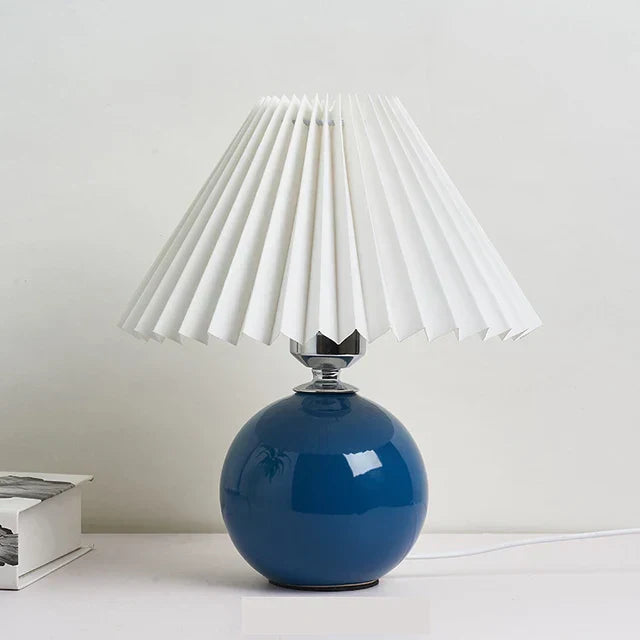 Moderne Keramik-Tischlampe mit cremefarbener Faltenabdeckung & burgunderfarbenem Sockel