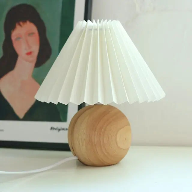 Moderne Keramik-Tischlampe mit cremefarbener Faltenabdeckung & burgunderfarbenem Sockel