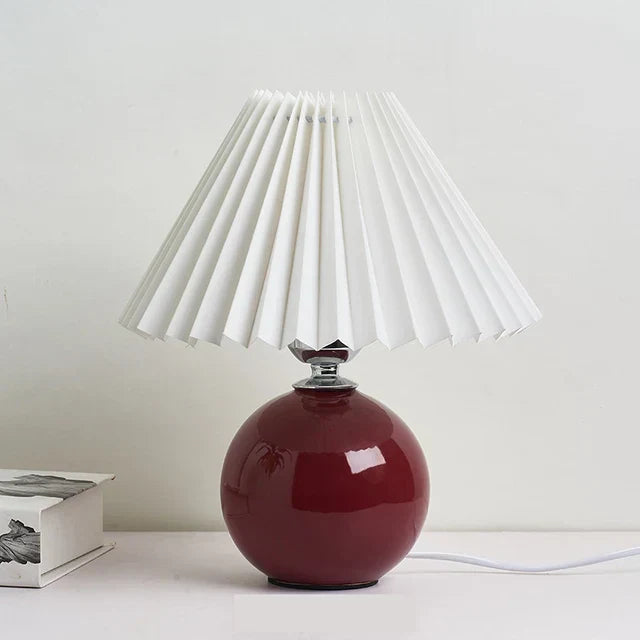 Moderne Keramik-Tischlampe mit cremefarbener Faltenabdeckung & burgunderfarbenem Sockel