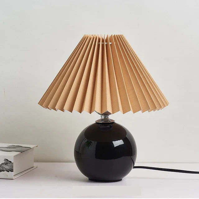 Moderne Keramik-Tischlampe mit cremefarbener Faltenabdeckung & burgunderfarbenem Sockel