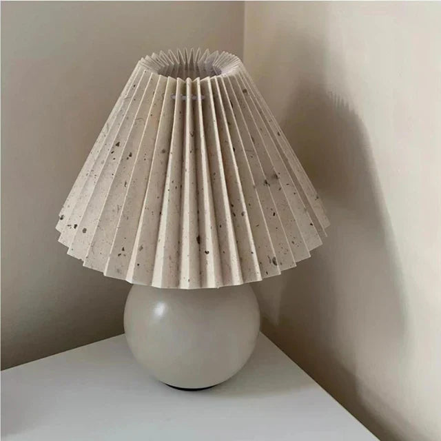 Moderne Keramik-Tischlampe mit cremefarbener Faltenabdeckung & burgunderfarbenem Sockel