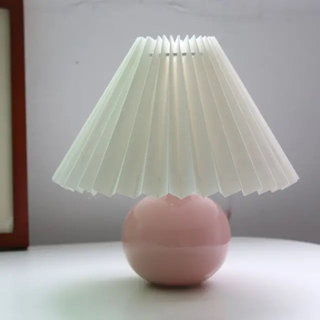 Moderne Keramik-Tischlampe mit cremefarbener Faltenabdeckung & burgunderfarbenem Sockel