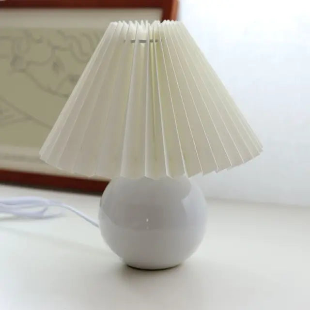 Moderne Keramik-Tischlampe mit cremefarbener Faltenabdeckung & burgunderfarbenem Sockel