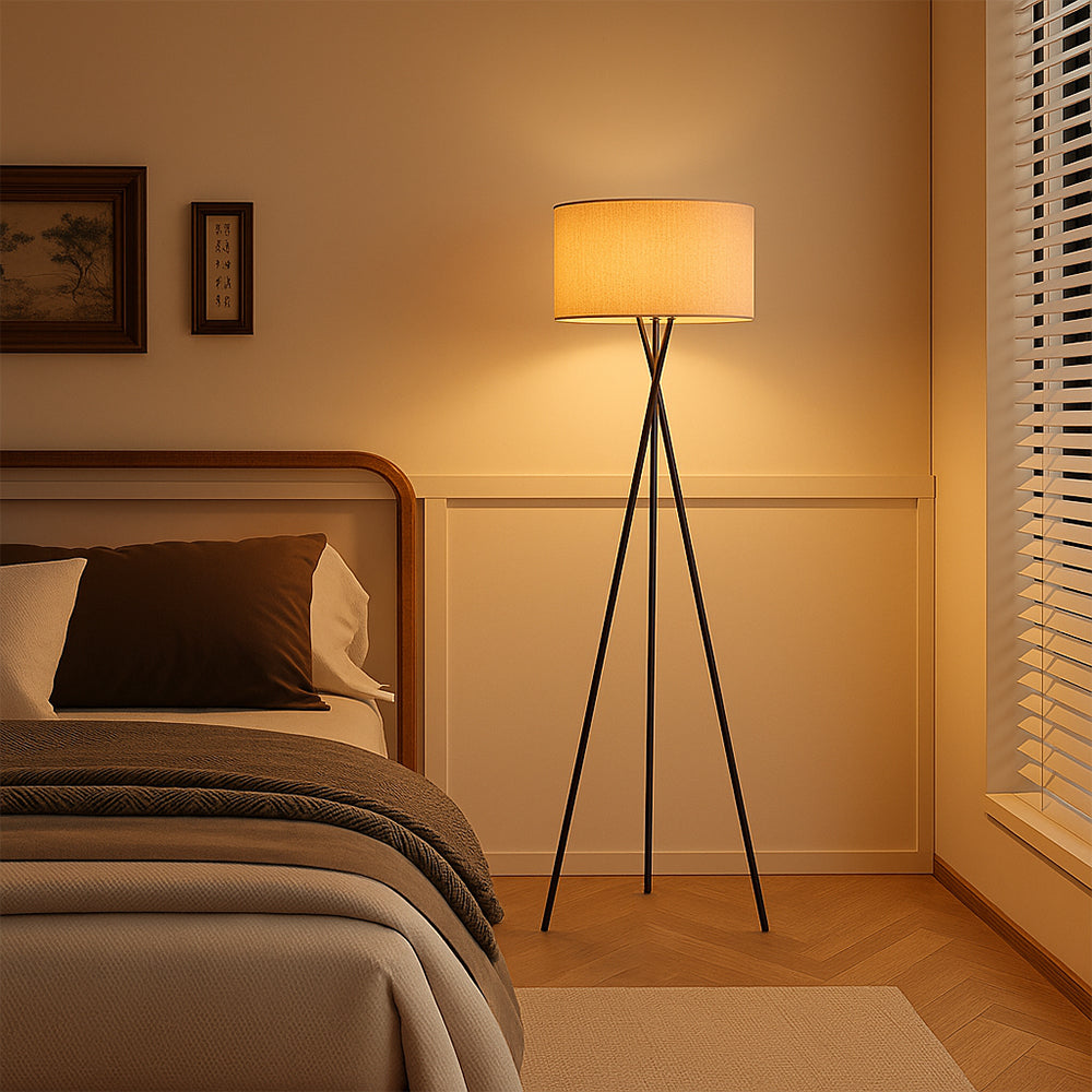 Stylische Dreibein Stehlampe mit Stoffschirm & Metallbasis für das Wohnzimmer