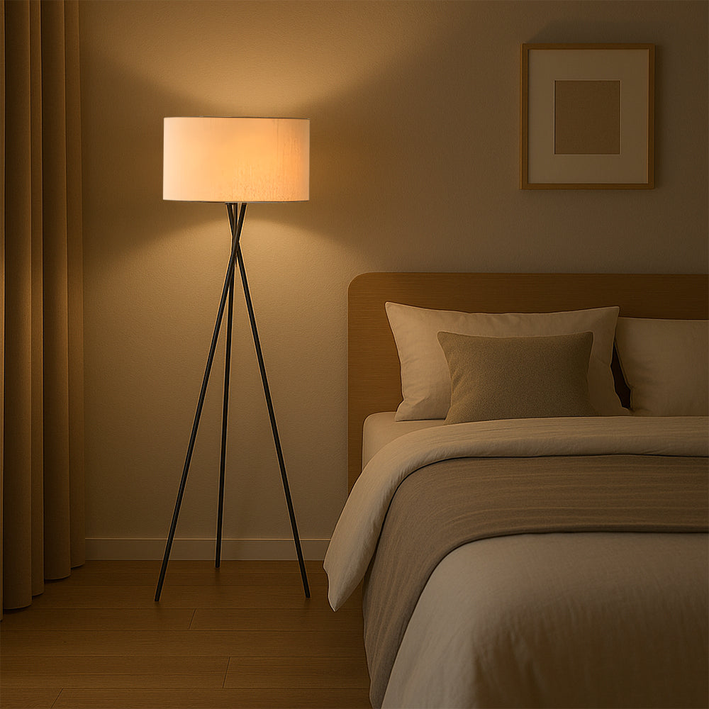 Stylische Dreibein Stehlampe mit Stoffschirm & Metallbasis für das Wohnzimmer