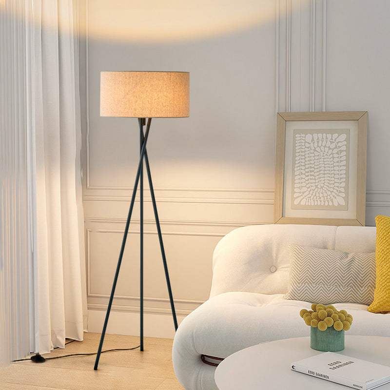 Stylische Dreibein Stehlampe mit Stoffschirm & Metallbasis für das Wohnzimmer