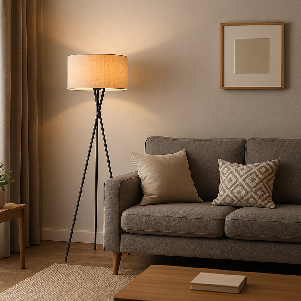 Stylische Dreibein Stehlampe mit Stoffschirm & Metallbasis für das Wohnzimmer