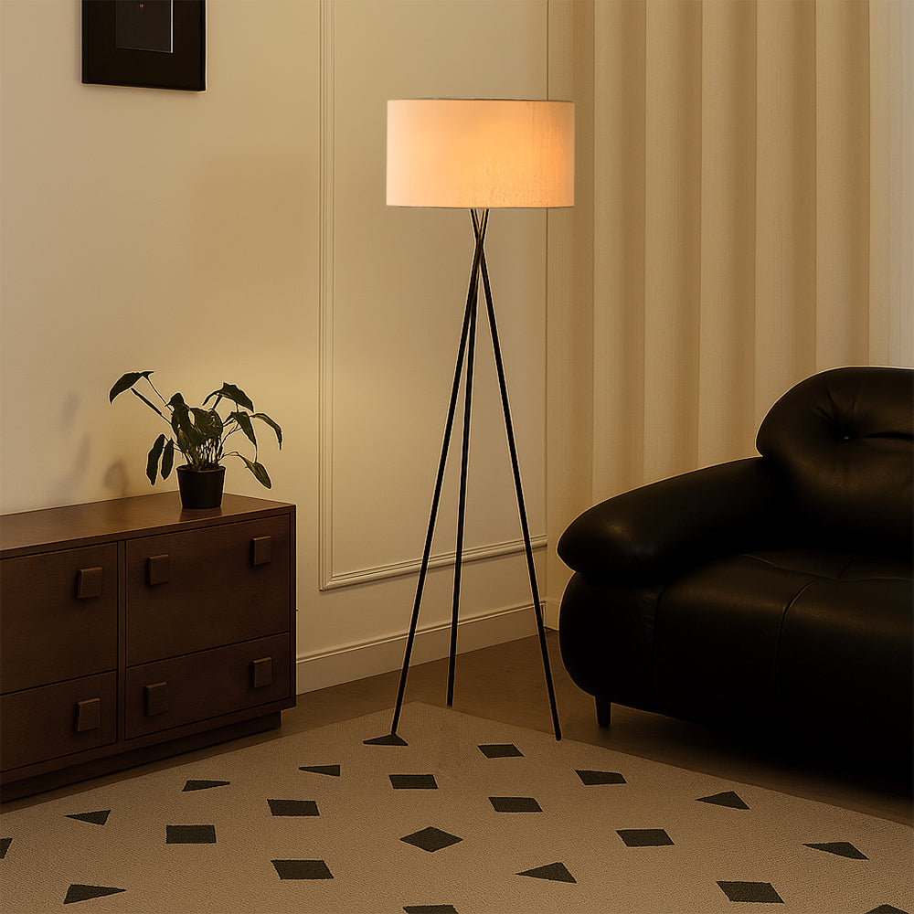 Stylische Dreibein Stehlampe mit Stoffschirm & Metallbasis für das Wohnzimmer