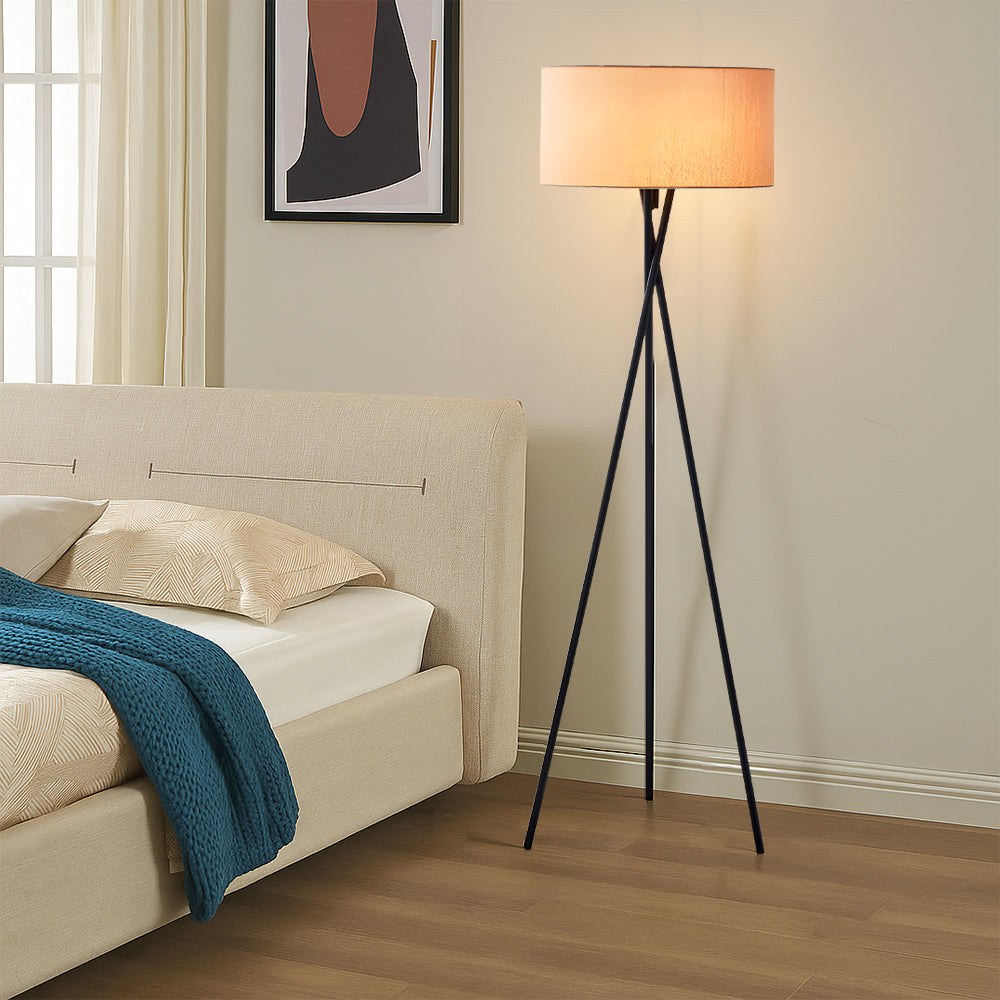 Stylische Dreibein Stehlampe mit Stoffschirm & Metallbasis für das Wohnzimmer