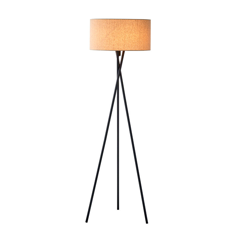 Stylische Dreibein Stehlampe mit Stoffschirm & Metallbasis für das Wohnzimmer